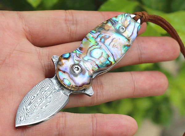 Offre spéciale couteau pliant de poche EDC acier damas lame à pointe de lance tôle d'acier + poignée en coquille d'ormeau avec boîte en aluminium