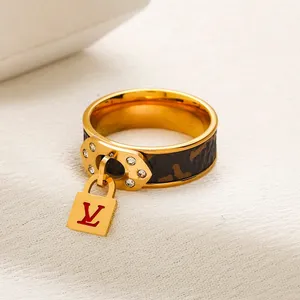 Venta al por mayor especial de lujo a estrenar Nuevo diseñador de alta calidad Anillos de banda de titanio Joyería clásica Moda Anillos de mujer anillo de amor Regalos de vacaciones