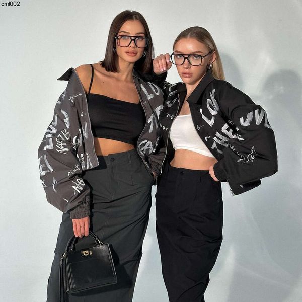 El diseño de graffiti de chaqueta nueva personalizada de chicas picantes se siente un abrigo de cuello de flip pequeño y popular para mujeres en primavera otoño