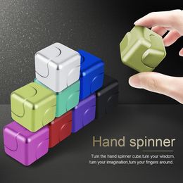 Draaiende top kleurrijke kleine vierkante magnetische fidget spinner vingertip gyro metaal aluminium legering kubus vinger spin decompressie kinetisch speelgoed 230210