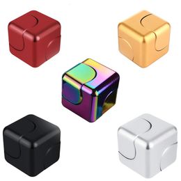 Toupie Fidget Spinner Métal Cubes Magiques Jouets Du Bout Des Doigts Bureau Carré Toupies Enfants Gyro Adultes Soulagement Du Stress Cadeaux pour Enfants 230608