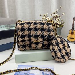 Bolso de hombro con solapa de tweed empalmado para mujer, bolso de lujo acolchado con entramado de diamantes, monedero de tendencia, billetera de diseñador de hardware dorado, maleta clásica de mano con cuerpo cruzado