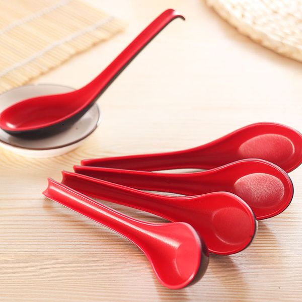 Cucharas, venta al por mayor, 500 Uds., cubiertos para el hogar de Color rojo y negro, cuenco de plástico japonés, cuchara para sopa, gachas de avena, caliente