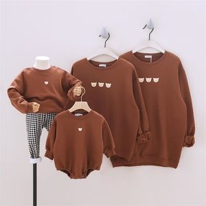 Sport Family Matching Outfits for of Four Sudadera de manga larga Tees Baby Romper Looking Sudaderas Set 210724