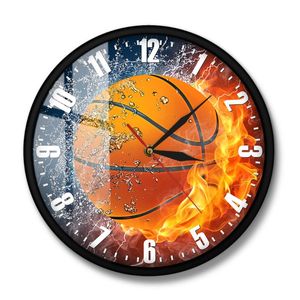 Cadeau de Sport pour les sportifs décor à la maison garçons chambre horloge murale sans cadre moitié dans l'eau feu basket-ball horloges silencieuses