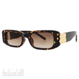 Gafas de sol deportivas para mujer Gafas de sol de moda Marco de plástico cuadrado de moda Accesorios de playa Occhiali da sole Cool Black Shades Gafas de sol de diseñador PJ025 C23