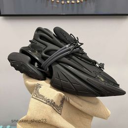 Sports Running Designer Shock 2023 Chaussures Mode Hommes Balmaiin Haute Qualité Sneaker Spaceship Couple Casual Casual Space Sous-marin Balman Classic Top Qualité Gyj1