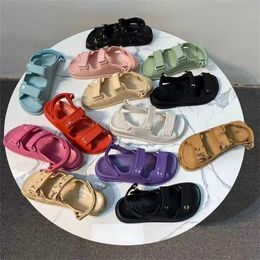 Chaussures de sport d'été 2024, petites sandales parfumées bonbon Velcro avec sandales de Style romain, chaussures de plage décontractées et polyvalentes pour femmes, nouvelle collection