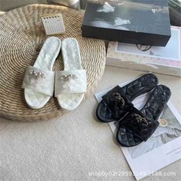 Zapatos deportivos 2024 Xiaoxiangfeng Lingge Hebilla dorada Primavera/Verano Nueva una línea de fondo plano Playa Zapatillas perezosas informales y versátiles