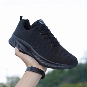 Les chaussures de sport utilisent une conception et des matériaux scientifiques et raisonnables