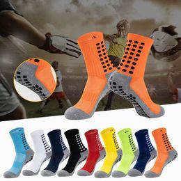 Chaussettes de sport 10 paires / lot Chaussettes de football Hommes Femmes Chaussettes de sport Chaussettes de baseball en silicone antidérapantes Chaussettes de sport en plein air Yoga 230715