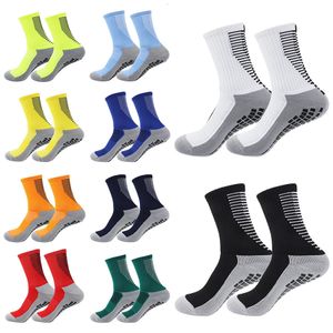 Chaussettes de sport 10 paires hommes femmes chaussettes de football antidérapantes en silicone rembourrées respirantes pour les chaussettes de grip de basket-ball de tennis de football 231113