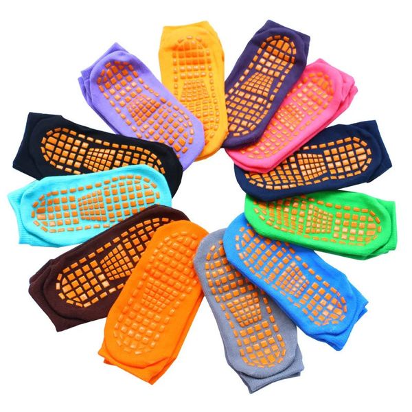 Calcetines deportivos 12 par / lote Calcetines de trampolín para niños adultos Calcetines deportivos de interior Calcetines de piso antideslizantes Calcetines de yoga de algodón para mujeres Masaje de pies 231216