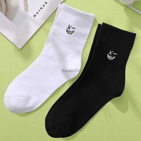 Calcetines deportivos 2 pares de calcetines bordados de tubo medio para hombre primavera otoño creativo mala risa absorción del sudor calcetines transpirables negros blancos para niño