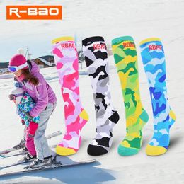 Chaussettes de sport 2 paires enfants hiver longues chaussettes chaudes garçons filles camouflage imprimer chaussettes thermiques pour ski patinage à roulettes snowboard chaussettes de sport de neige 230928