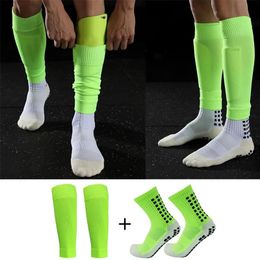 Chaussettes de sport 2 paires ensemble hommes Grip chaussettes de football et genouillères manches mollets adultes jeunes protège-tibias antidérapants pour basket-ball Football Sports 231109