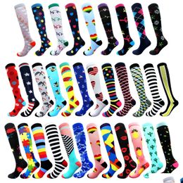 Calcetines deportivos 300 Unids / lote 28 colores Mujeres Hombres Compresión Calcetines de nylon 15-20Mmhg Para correr Senderismo Vuelo Viajes Circación Atletismo Dr Dhxki