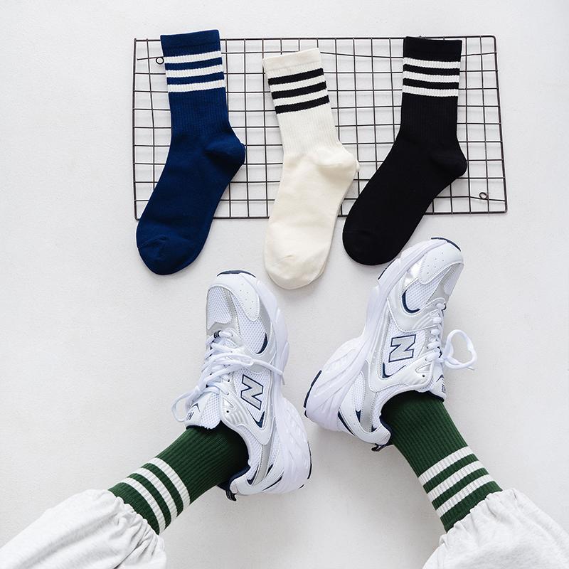 Calcetines deportivos de otoño e invierno para hombre y mujer, rayas blancas y negras, transpirables, par de baloncesto alto elástico
