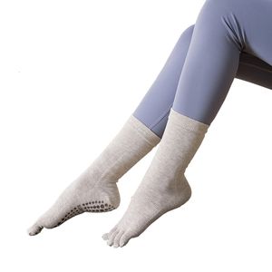 Chaussettes de sport en coton Chaussettes de Pilates Femmes Chaussette de yoga anti-dérapante Chaussettes de sport antidérapantes à cinq orteils Chaussettes de sport pour femmes Longueur mollet Pilate Yoga Chaussette d'entraînement