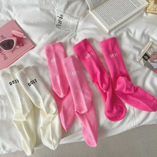 Chaussettes de sport Mode lettre rose chaussettes femmes coloré moyen Tube chaussettes coton chaussettes de sport Harajuku Hip Hop chaussettes femme bonneterie YQ240126