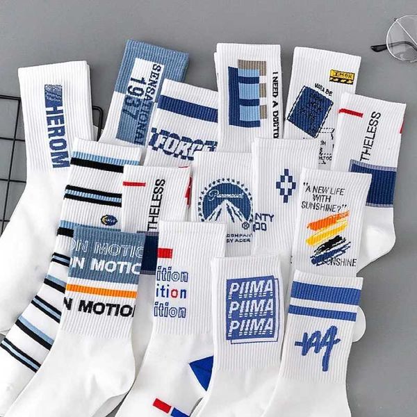 Chaussettes de sport Mode Étudiant Couple Bas Chaussettes en coton blanc Chaussettes de sport mi-tube Chaussettes d'été pour hommes Chaussettes de cyclisme En gros 35-44 Taille YQ240126