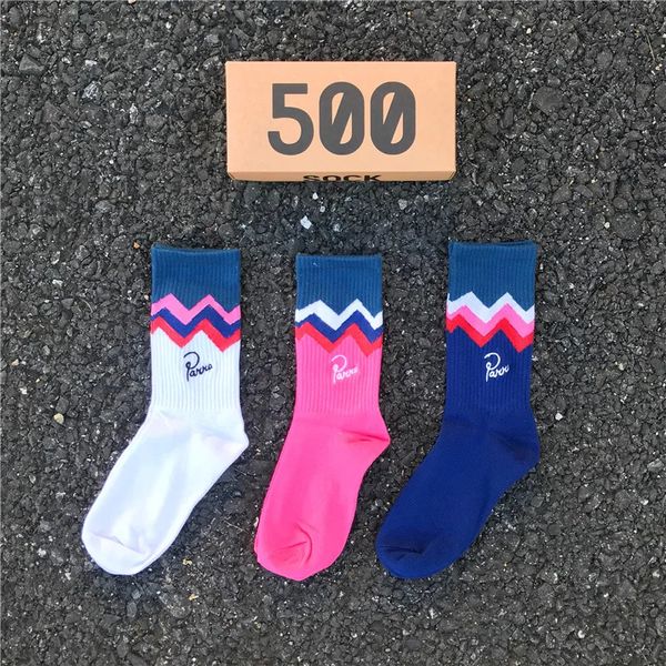 Sports Socks Fashion de otoño masculino Carta de skateboard amantes de bordado White Red Blue Trend Hip Hop Cotton 3 parsbox 231213