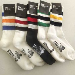 Chaussettes de sport Nouvelle étiquette violette nord-sud Chaussettes de sport à fond épais avec col haut Chaussettes d'entraînement de basket-ball brodées pour hommes et femmes Chaussettes tendance