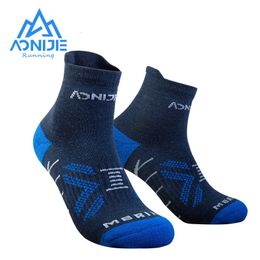 Chaussettes de sport Une paire AONIJIE chaussettes de sport en laine coupe basse chaussettes épaissies à hauteur des genoux hiver chaud pour la course à pied escalade Camping E4828 E4829 231216