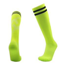 Chaussettes de sport de football pour enfants et bas de football ADT sur les rayures du genou tube long absorbant la sueur chaussette antidérapante livraison directe Outdoo Dhnfp