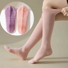 Sportsocken Einfarbige Baumwolle in der Mitte der Wade Professionelle Anti-Rutsch-Sportsocken Frauen Indoor Fitness Tanz Pilates Yoga Socken Kompressionssocken YQ240126