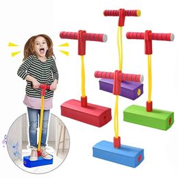 Sportspeelgoed Sportspeelgoed voor kinderen Schuim Pogo Stick Jumper Binnen Buiten Plezier Fitnessapparatuur Verbeter de stuiter Zintuiglijk speelgoed voor jongen en meisje Cadeau 231013