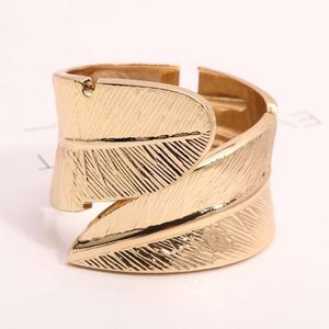 Premiers accessoires européens et américains bracelet large exagéré mode rétro alliage plume avec foret large bord ressort ouvert bracelet tendance femme