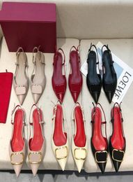 Printemps 2021 Femmes039 Chaussures plates noir rouge Fashion Wedding Party Dress Chaussures pour femmes pompes Femmes décontractées039 Sandales V Buck3329543
