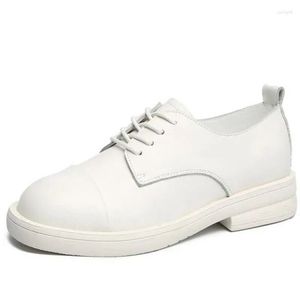 Printemps 2024 Chaussures de créateurs Chaussures en cuir Tête ronde à lacets en cuir Talons bas pour femmes en semelles souples noires et blanches pour plus de confort