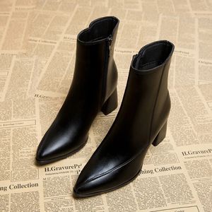Lente en herfst Britse stijl dunne en dunne dameslaarzen puntige teen dunne zijde ritssluiting zwarte naakt laarzen vrouwen 240411