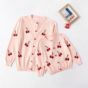 Manteaux en tricot de broderie de cerisier de printemps et d'automne pour maman moi correspondant à des tenues 210528