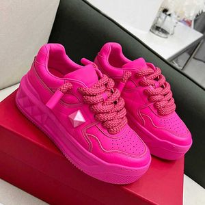 Printemps et automne Fashion Fomes Casual Chaussures Single Nail Low Top Sole épaisse Grande Shoelaces Pink Calfskin Sports Chaussures Designer Mens Sports Outdoor Sports Chaussures