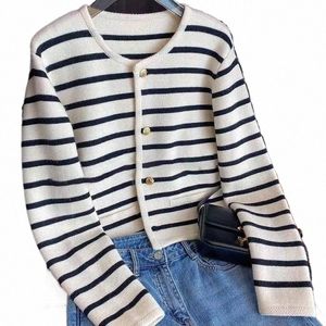 Printemps et automne nouveau cardigan rayé noir et blanc pour femme, petit pull parfumé, chemisier décontracté à simple boutonnage.Q0WE#