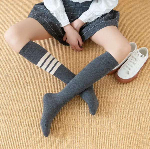 Chaussettes de printemps et d'automne chaussettes de mollet asymétriques en coton pour femmes chaussettes longues