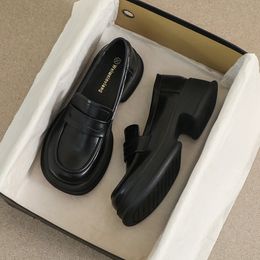 Printemps et automne chaussures en cuir pour femmes style britannique design tendance plate-forme de travail talons hauts dames mocassins noirs décontractés 240129