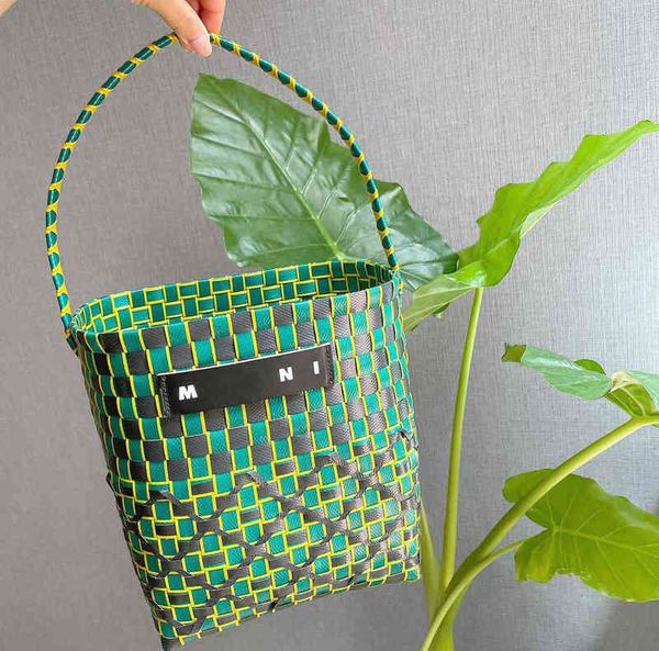 Printemps et été 21 Nouvelle conception de niche Panier à légumes assorti en plastique Sac à provisions tissé en plastique Petit seau Portable Sac pour femme 220516