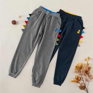 Lente en zomer herfst stijlvolle 3D-dinosaurus geborduurde broek bodems jeans voor jongen kinderkleding 210528