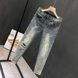 Jean denim printemps et estival pour hommes avec des trous et de petits pieds, un pantalon recadré pour un ajustement slim décontracté haut de gamme et un pantalon pour hommes légèrement élastique, un pantalon recadré pour 9 points