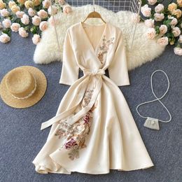 Lente en zomer nieuwe celebrity lichte luxe Franse v-hals godin stijl temperament taille slanke halflange jurk 684308