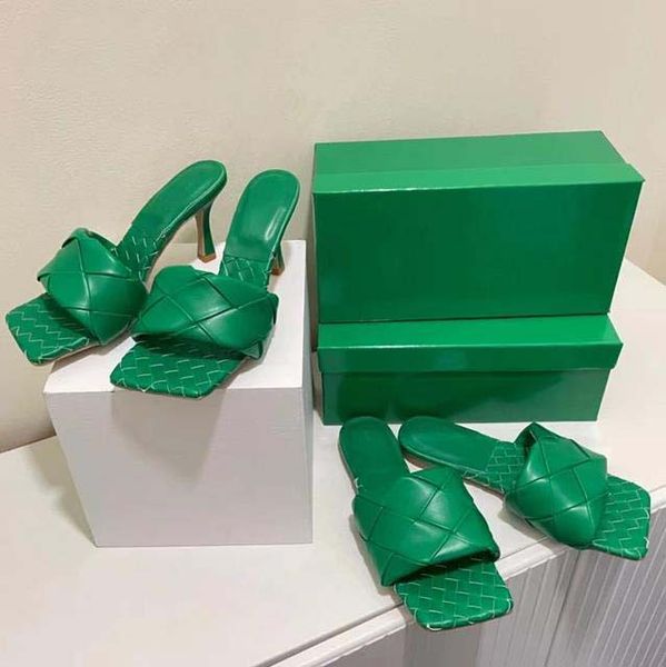 Printemps et été nouvelles pantoufles tricotées à tête carrée une ligne chaussures à fond plat à carreaux bout ouvert en peau de mouton talons hauts chaussures pour femmes