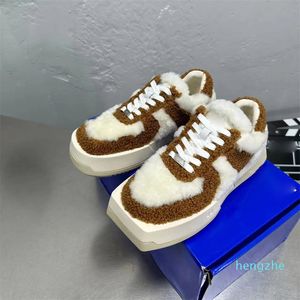 Sensation Internet du printemps et de l'été Chaussures en peluche assorties Gâteau éponge Chaussures décontractées à semelle épaisse Designer à la mode et polyvalent