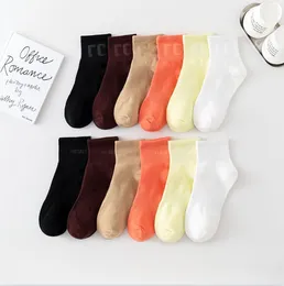 Printemps et été Lettres tridimensionnelles American Street Chaussettes courtes Ins Chaussettes à la mode Chaussettes courtes de sport en coton High Street pour hommes et femmes