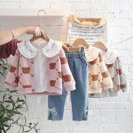 Primavera otoño 3 piezas conjunto de ropa para niñas oso de dibujos animados suéter abrigo camisa de manga larga pantalones vaqueros lavados conjunto de ropa para niñas bebés 231226