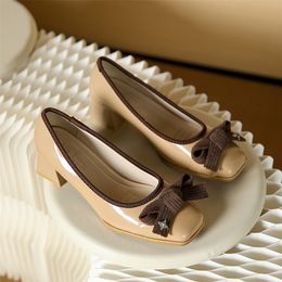 Printemps automne mode rétro carré orteil peu profond bouche arc à talons mi-talons hauts chaussures en cuir chaussures à talon épais pour femmes 240322
