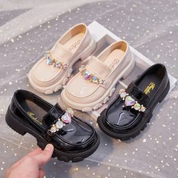 Printemps automne pour enfants Fashion Chaussures en cuir filles Chaussures de fête de mariage Enfants Tendance avec une forage d'eau élégante chaussures de princesse 240326